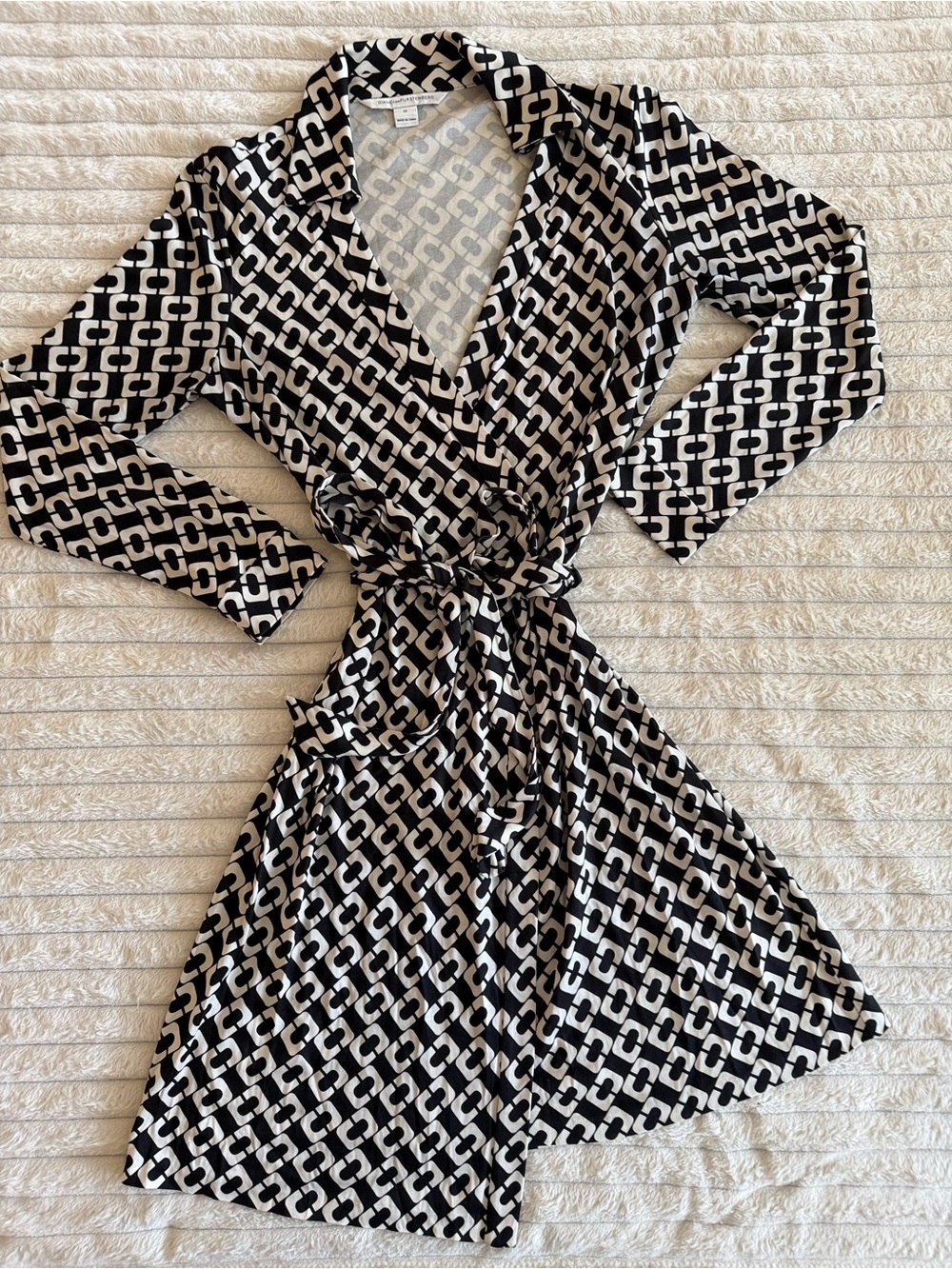 Diane Von Furstenberg Black & White Geometric Wrap Dress ♥️♥️♥️